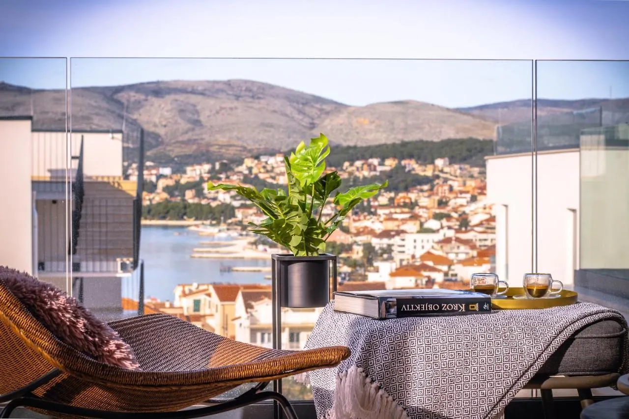 Apartment Navale With A Roof Terrace And A Heated Pool Trogir