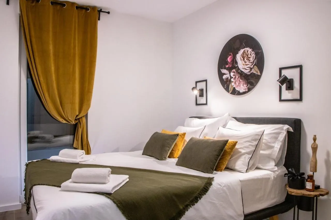 Apartment Navale With A Roof Terrace And A Heated Pool Trogir