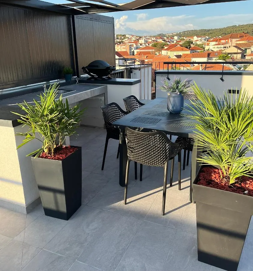 Apartment Navale With A Roof Terrace And A Heated Pool Trogir