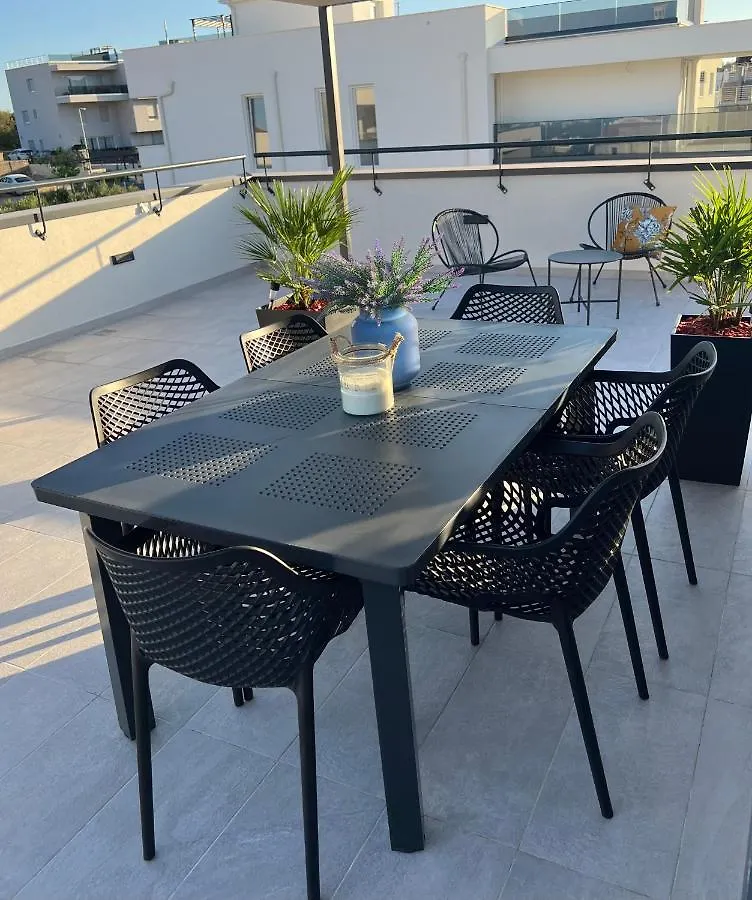 Apartment Navale With A Roof Terrace And A Heated Pool Trogir 0*,