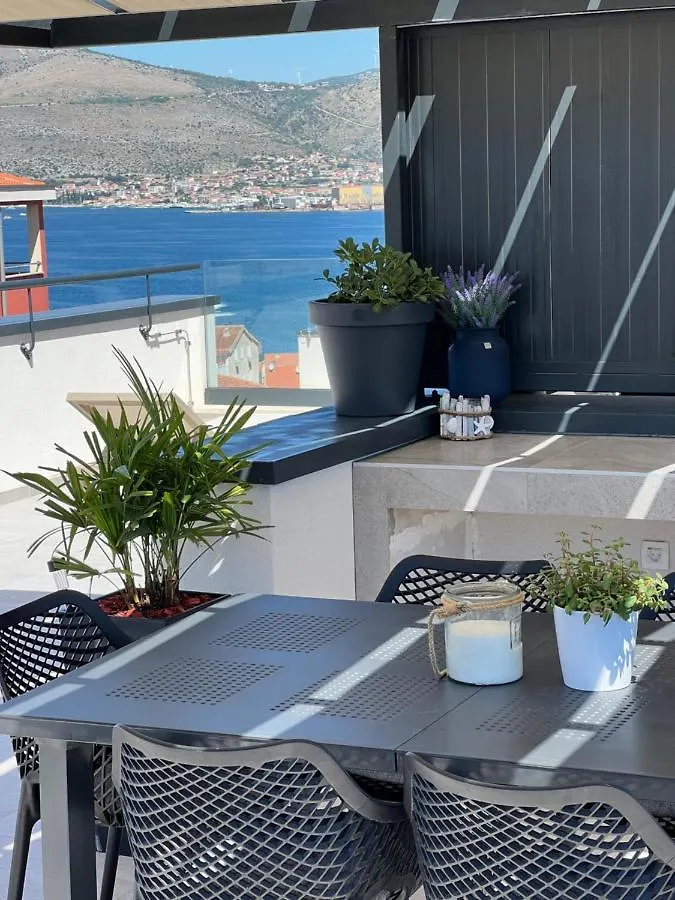 Apartment Navale With A Roof Terrace And A Heated Pool Trogir