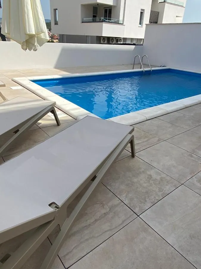 Apartment Navale With A Roof Terrace And A Heated Pool Trogir