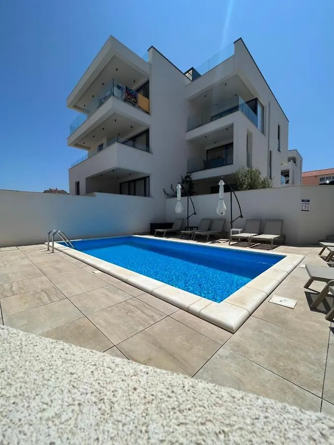Apartment Navale With A Roof Terrace And A Heated Pool Trogir